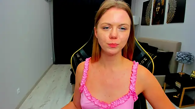 Strawberrye live cam on StripChat