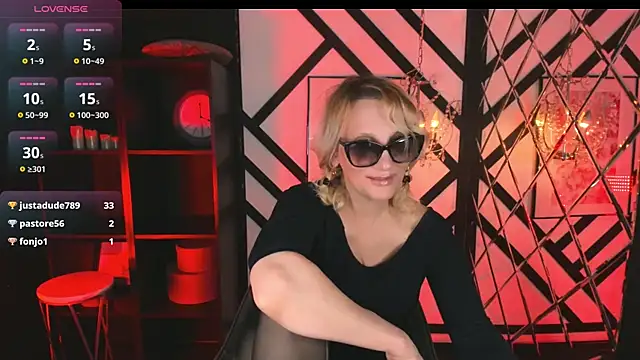 Queen_Anna_ live cam on StripChat