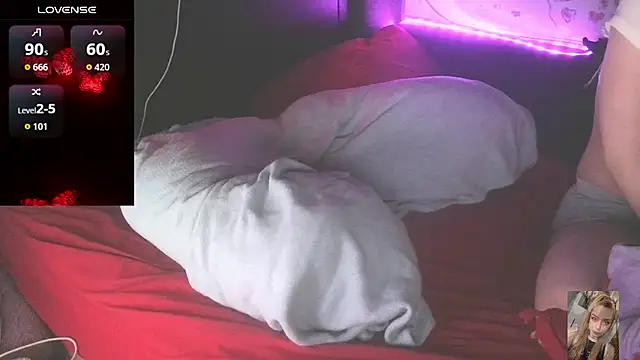 Blondiewithanass webcam