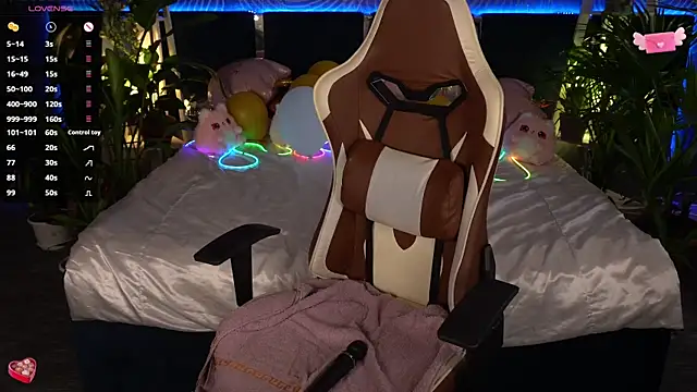 FoxyShy live cam on StripChat