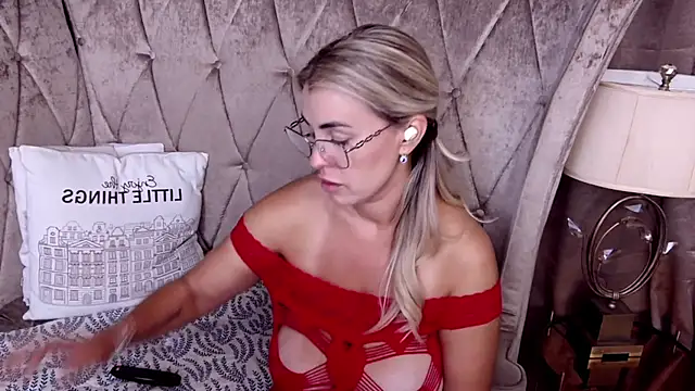 bustygizelle - BustyGizelle's free webcam - UK Sex Cams