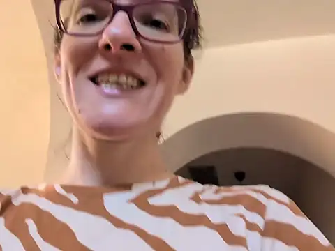 Hairy_horny_mommy webcam