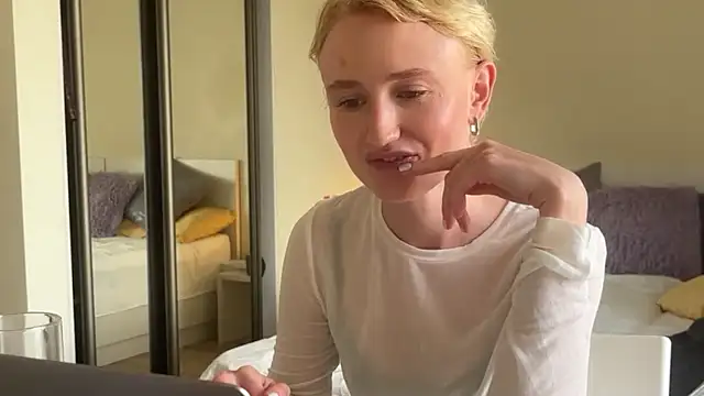 M_Mystique webcam