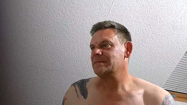KLE-1970 live cam on StripChat