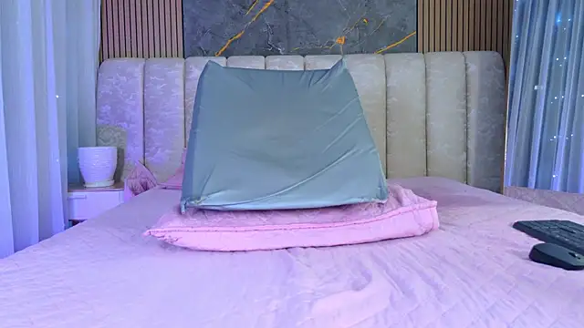 mia_scot webcam