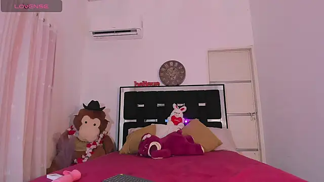 zoe_siren webcam