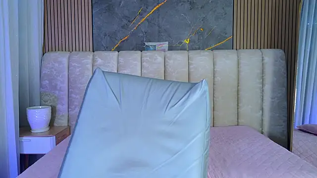 mia_scot webcam