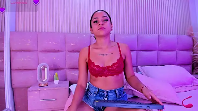 CarolineFyre webcam