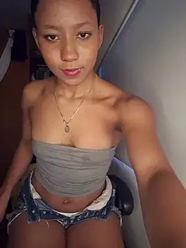 Laurakail_wan webcam
