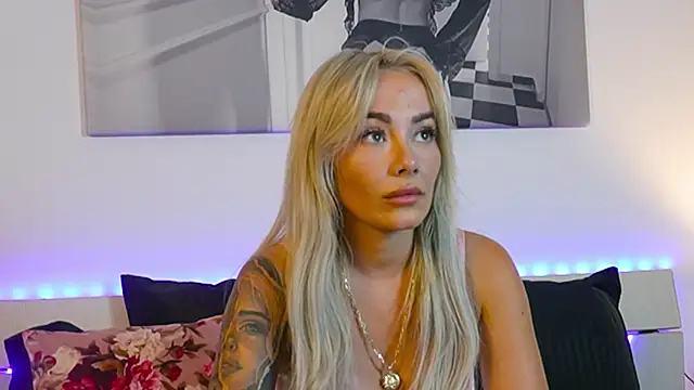 FrancescaGrayy live cam on StripChat