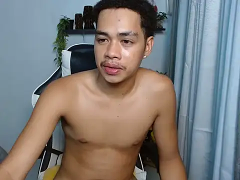 curlyasian_njxx live cam on StripChat