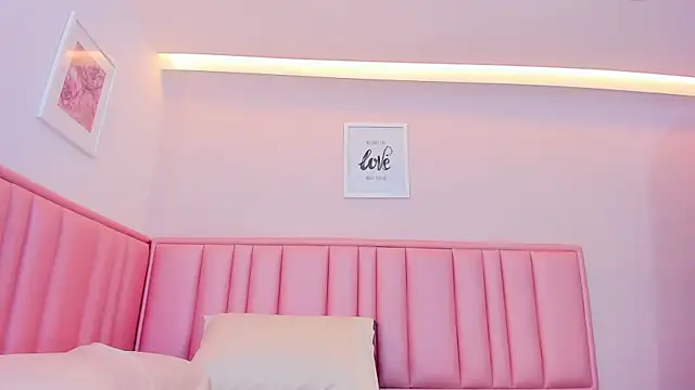 mia_poppy__ webcam