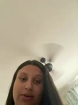 julia_moreira webcam