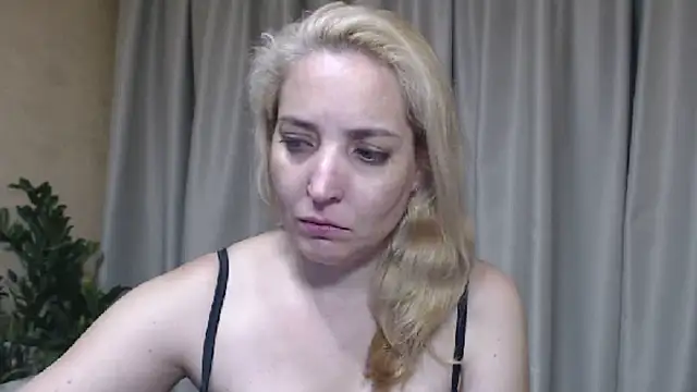 sweetpussy live cam on StripChat