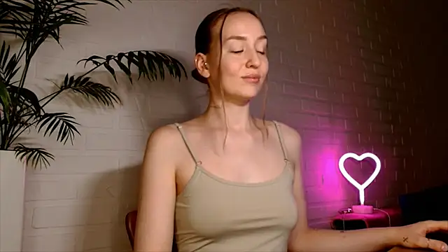 WhitePrincessLuna live cam on StripChat