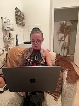 SkinnyLilly webcam