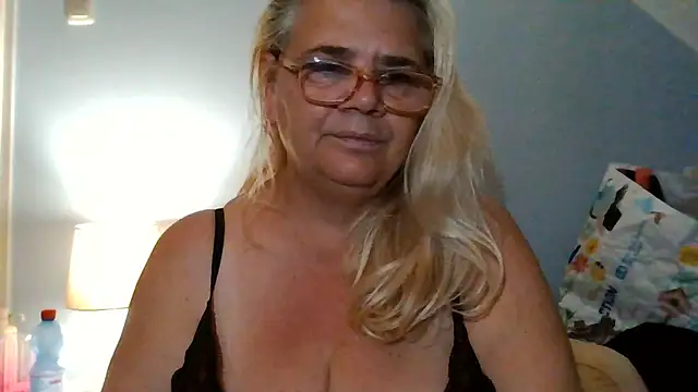 hotladymoon webcam