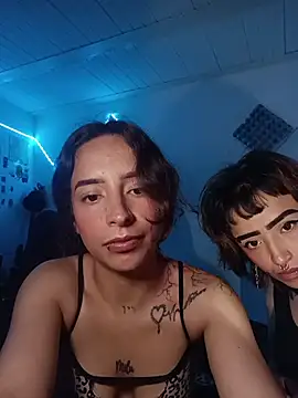 AlexxaAndRileyy webcam