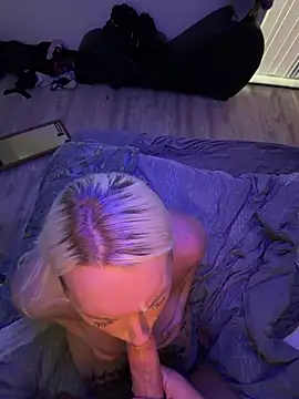 Blondebarbie21 webcam