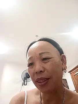 lylai18 live cam on StripChat