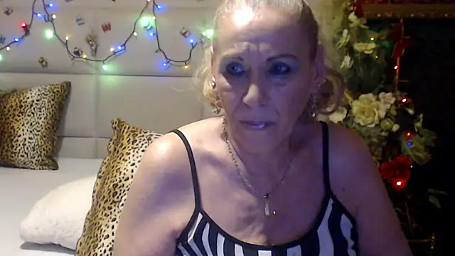 HappyWomanOn webcam