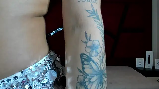 MiaWolton live cam on StripChat