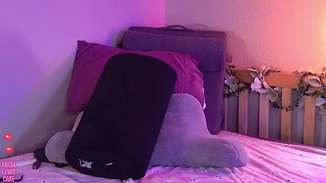 Angel-Lewd-Cake webcam