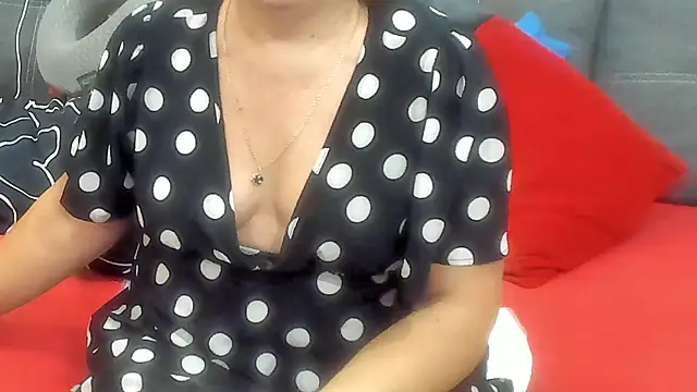 KittyCharm live cam on StripChat