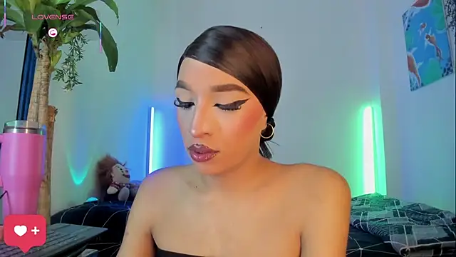 Naughty_Blue live cam on StripChat