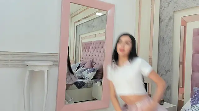 NahomiDeluxe webcam
