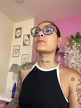 LauraRaider live cam on StripChat