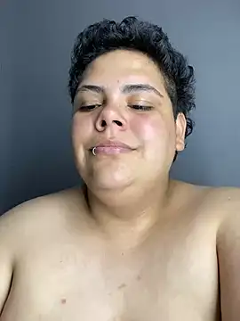 Hailey_Curvy