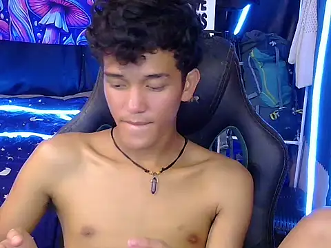 hugekenbigcock live cam on StripChat
