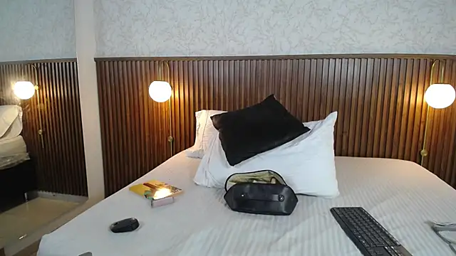 Ariana_Wayne webcam