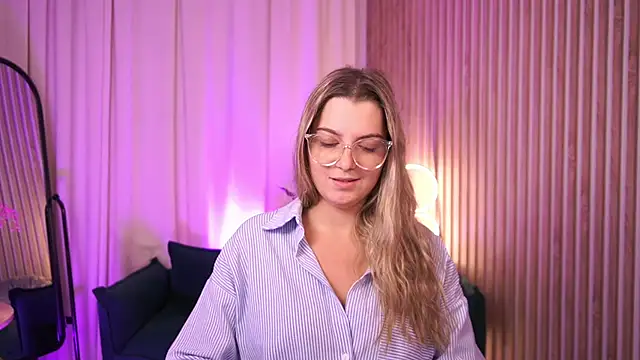 LucreciaStorm webcam