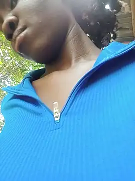 Black_juicy24 webcam