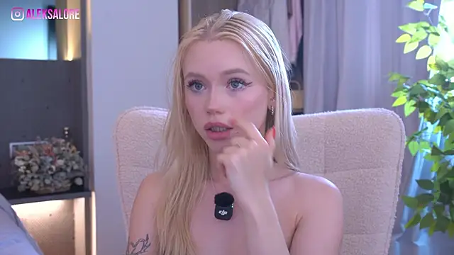 LexieLoree webcam