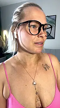 Charming_Daphny webcam
