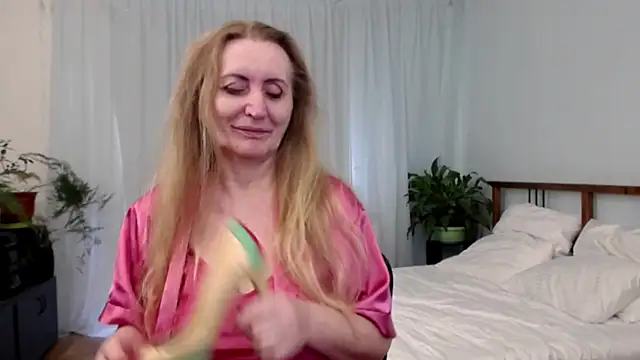 MilaWantFunXXX webcam