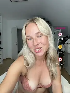 celis_secret live cam on StripChat