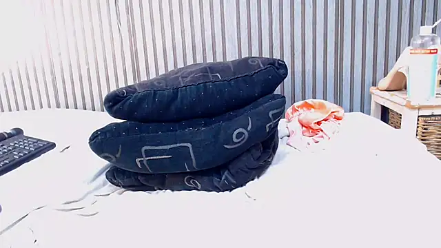 ROYALASS25 webcam