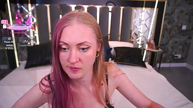 DramaQuenns webcam