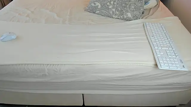 Saradiamond1 webcam