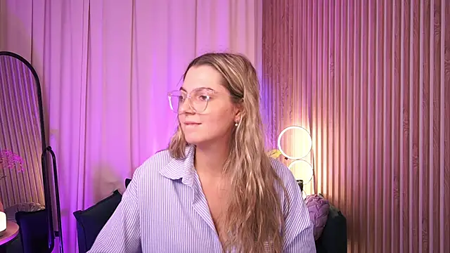 LucreciaStorm live cam on StripChat