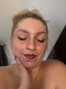 KiraBloom66 webcam