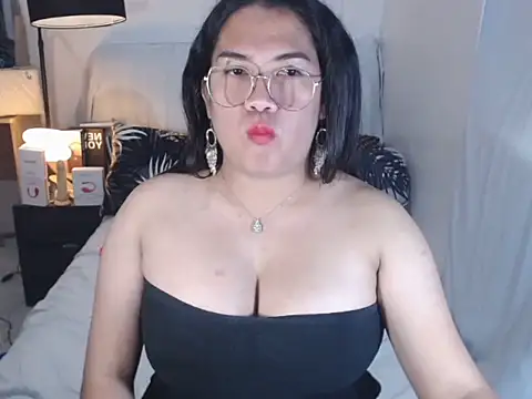 hugecockpaula webcam
