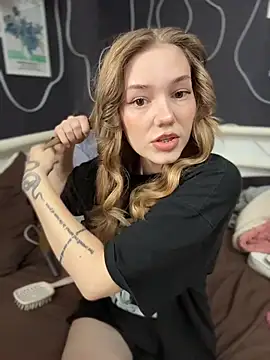 MilaMoone webcam