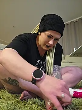 PinkTheHawk webcam