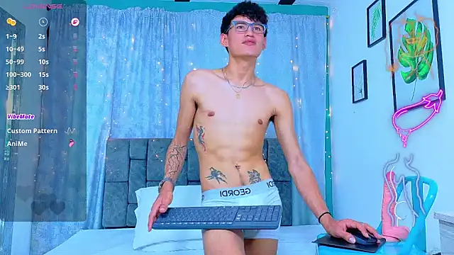 nicolastorrez (M twink) - get naked