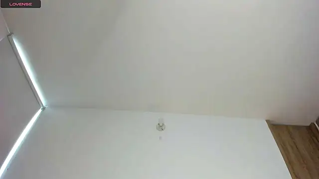 sophie_connors (F young) - Spray water on pussy